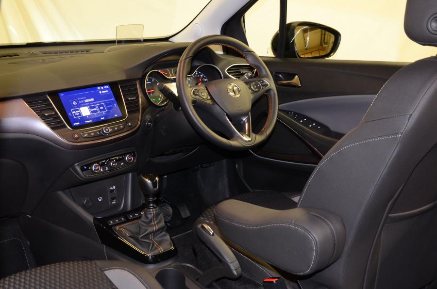 Интерьер Vauxhall Crossland X Turbo Ultimate 2018 года  (фото 10 из 27)